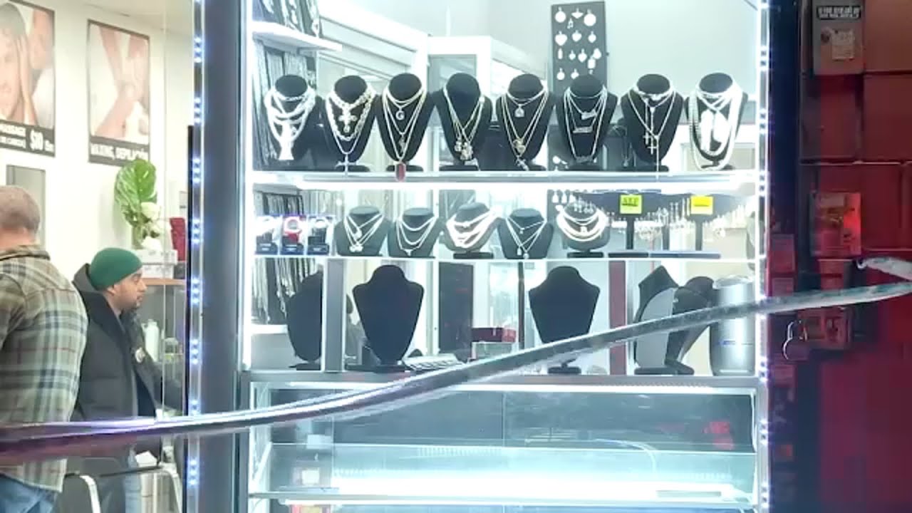Owner shot during robbery inside Queens jewelry store - YouTube