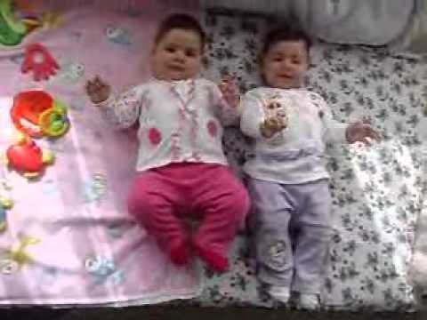 Dans eden ikiz bebekler