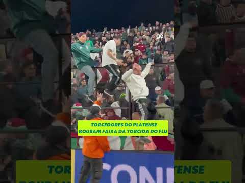 TORCEDORES DO PLATENSE ROUBAM FAIXA DA TORCIDA DO FLU | #shorts | ge.globo