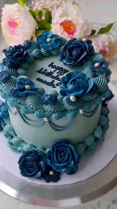 Vanilla cake adorned with blue buttercream floral decorations.💙🩵💙 #cakedecorating #vanillacake #cake