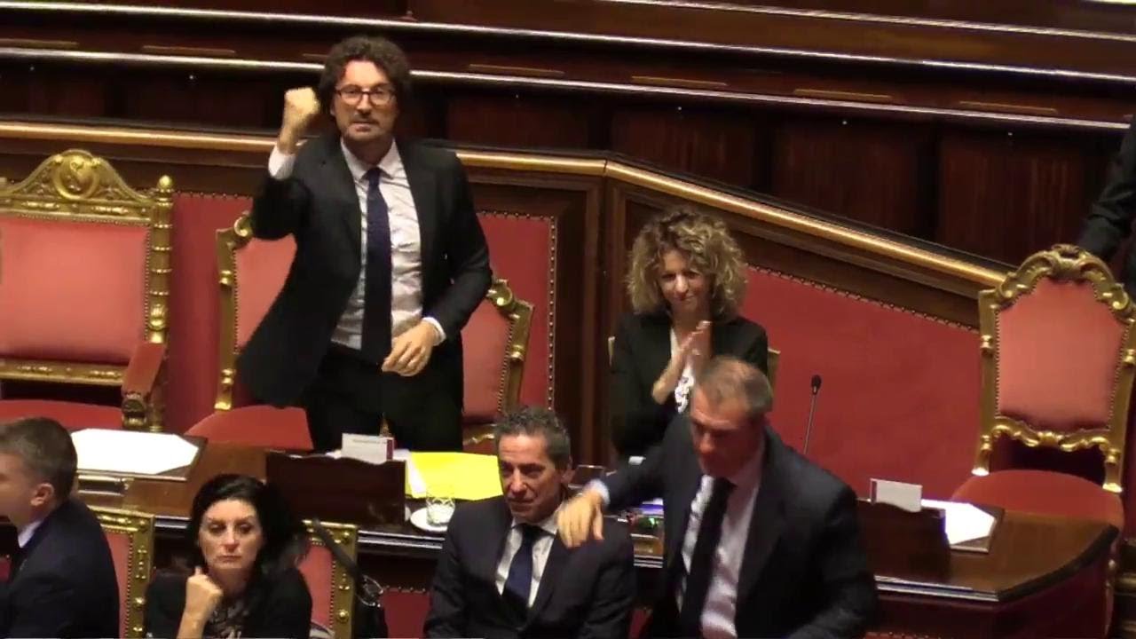 Decreto Genova, Toninelli esulta col pugno alzato: bagarre in Aula, Casellati lo richiama