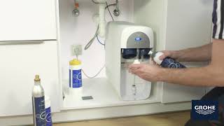 Как проводить процедуру очистки водной системы GROHE Blue Home?