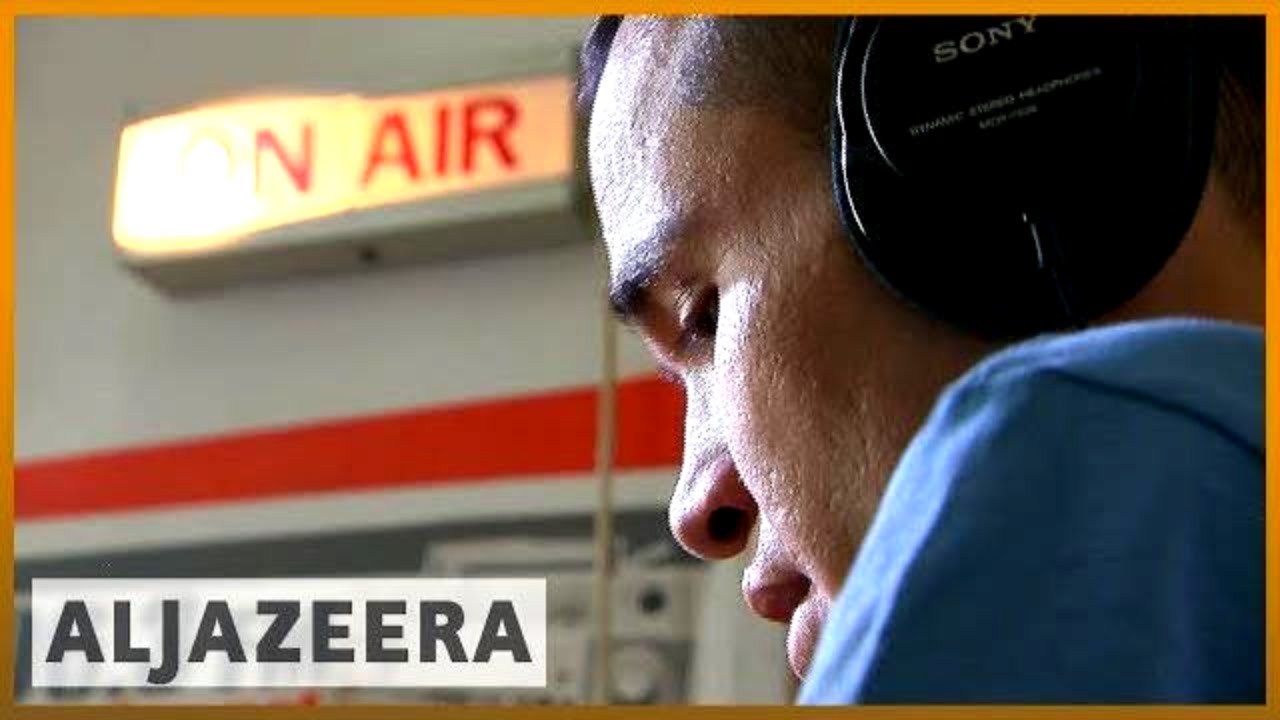 🇫🇷 📻 إذاعة للاجئين: برنامج يقدم معلومات عن اللجوء | الجزيرة الإنجليزية