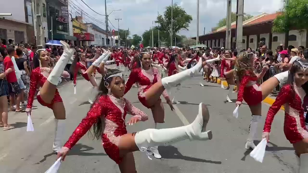 fama show no desfile de Caruaru -tocando Santa Esmeralda