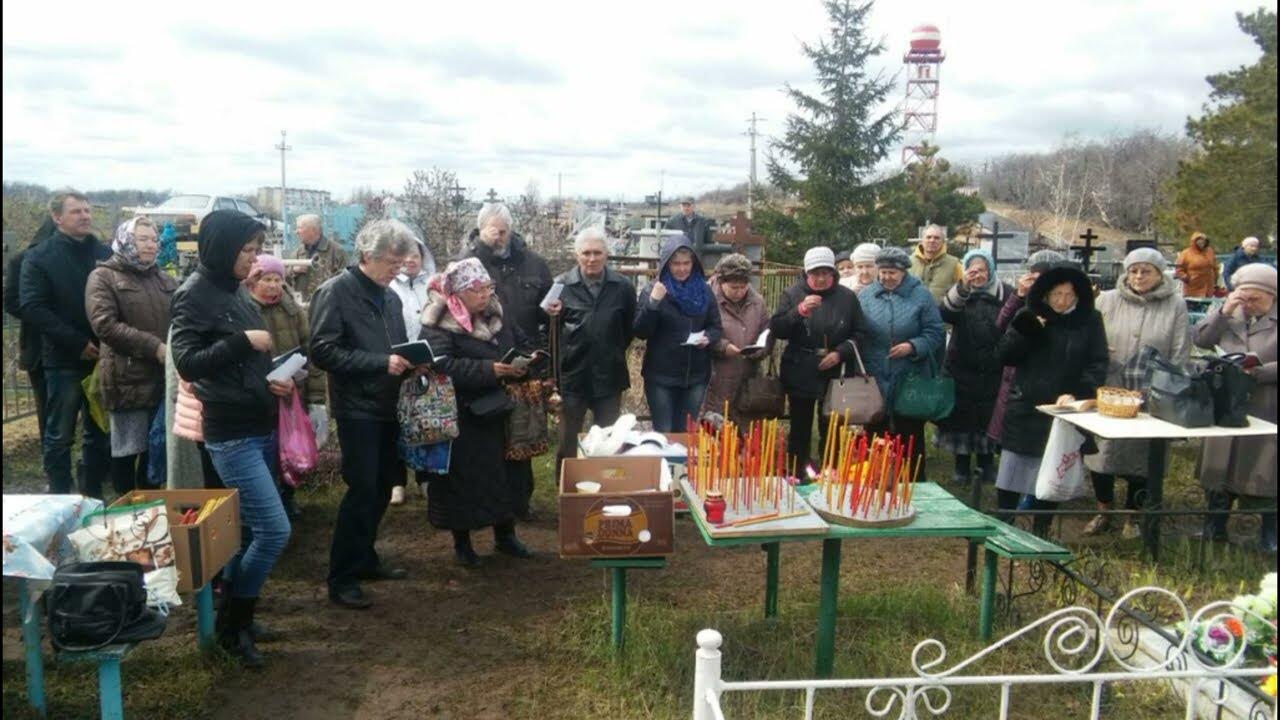 Поминки на пасху. Поминальный день на кладбище. Пасха на кладбище. Радоница застолье на кладбище. Панихида на кладбище на Радоницу.