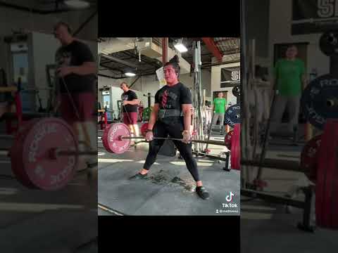 WOMAN PEES WHILE DEADLIFTING?