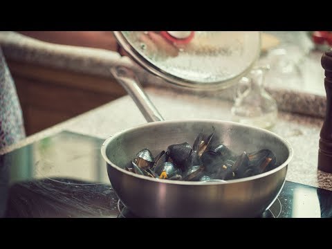 Video: ¿Se deben cerrar completamente los mejillones antes de cocinarlos?