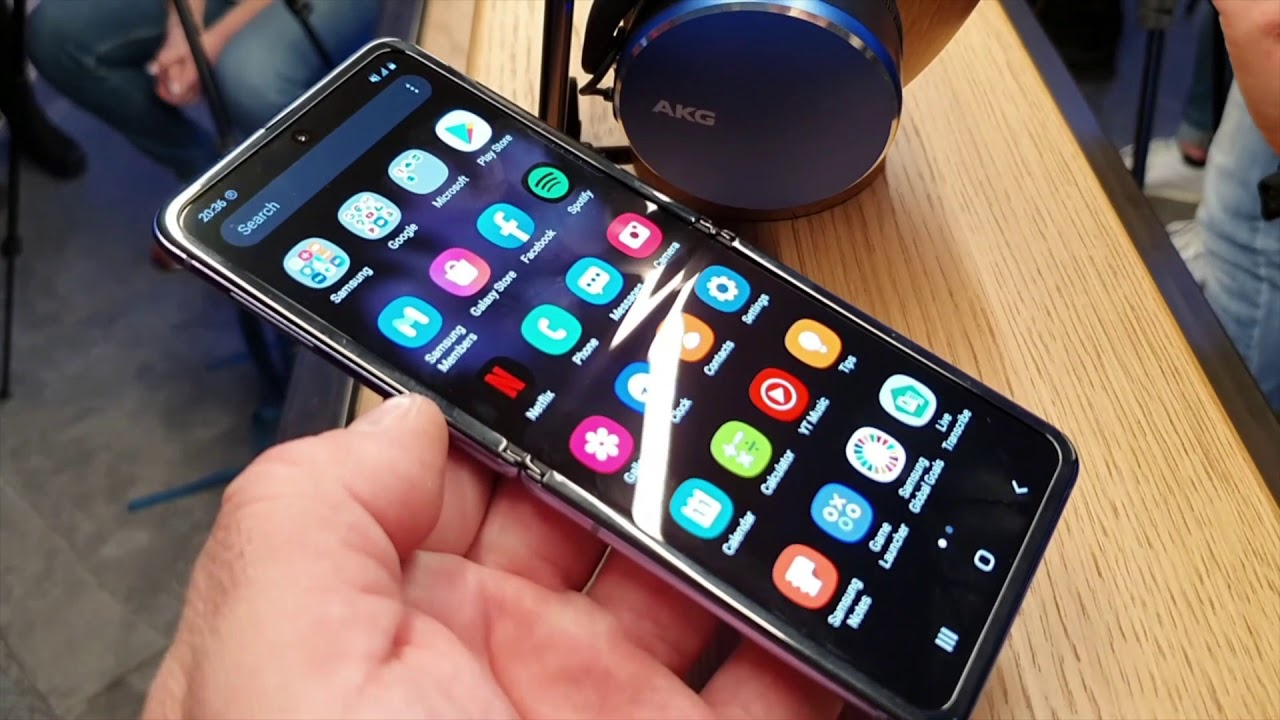 Samsung Galaxy Z flip First Hands On Reviews 