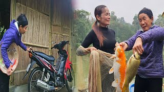 The unexpected moment when two sisters caught a huge carp in their pond.