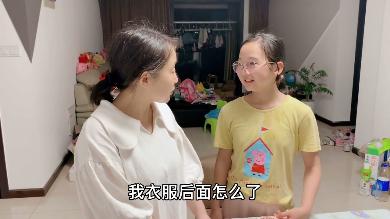 小兔尿急尿在了妈妈身上，父女俩合心不告诉她，老妈丢人丢到家