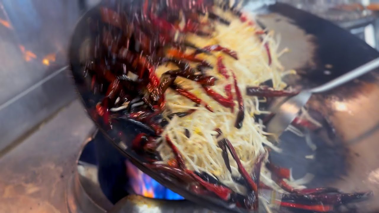 誰も食べることが出来ないもやしそば So Spicy Even the Staff Gave Up