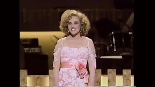 Madeline Kahn sings "You'd Be Surprised" by Irving Berlin