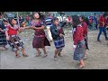 Bellas mujeres siente la música de la Xoyita Musical hasta en los huesos.