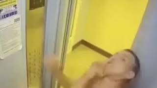 Мужик в трусах избыл мужика в лифте
