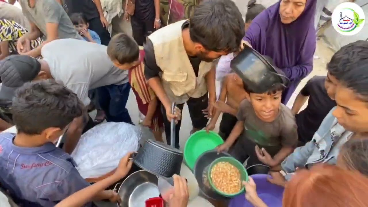 تجهيز  ٥ قدور من المعكرونة وتوزيعها على مخيمات النازحين في مدينة غـ.ـزة 