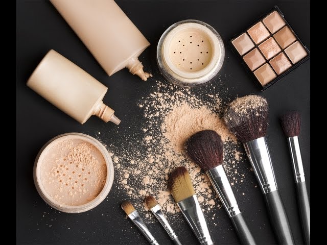 What's in a Makeup Artist's Makeup Kit? 
