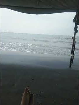 story wa duduk sendiri do pantai.