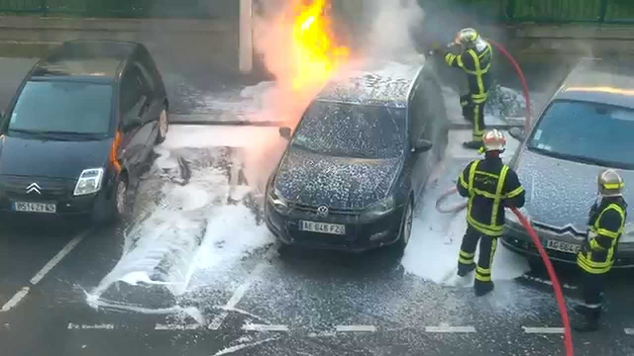 Réservoir d'une Golf en feu, les pompiers ont du mal à l'éteindre !