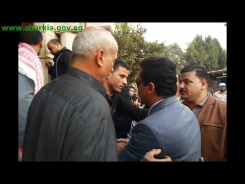 محافظ الشرقية يقدم واجب العزاء لاسرة من قرية الزنكلون اثناء مرورة بالقرية