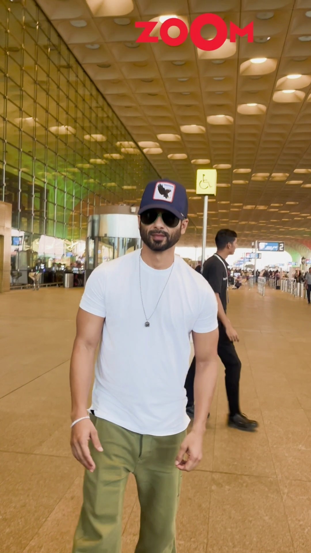 Shahid Kapoor Keeps It Casual, Winning Hearts at the Airport ? #shahidkapoor #deva