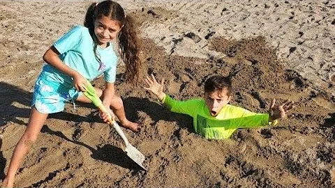 बच्चे समुद्र तट पर खेलते हैं और रेत की कहानियों में फंस जाते हैं | Heidi & Zidane
