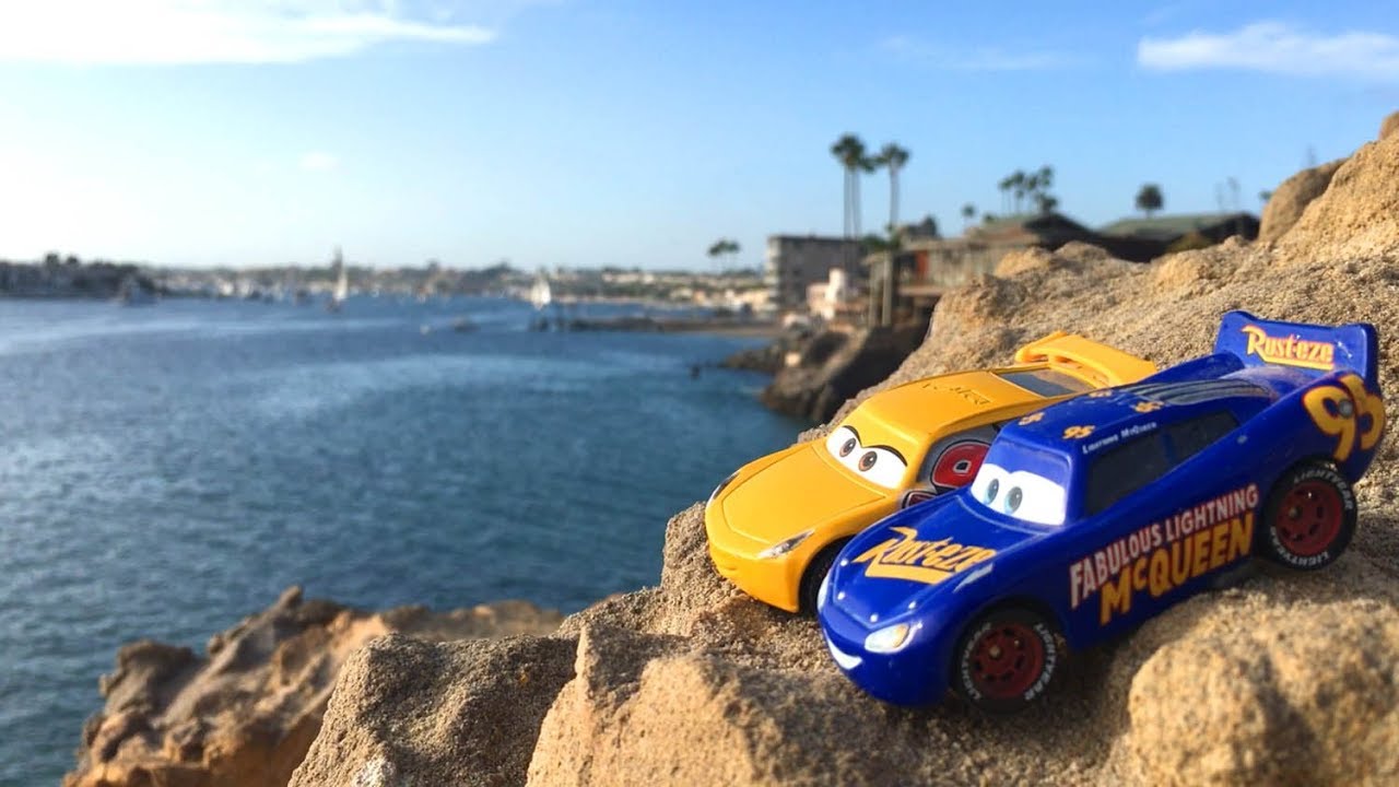 Disney Cars 3 Toys at the Beach Lightning McQueen & Cruz Ramirez Road ...