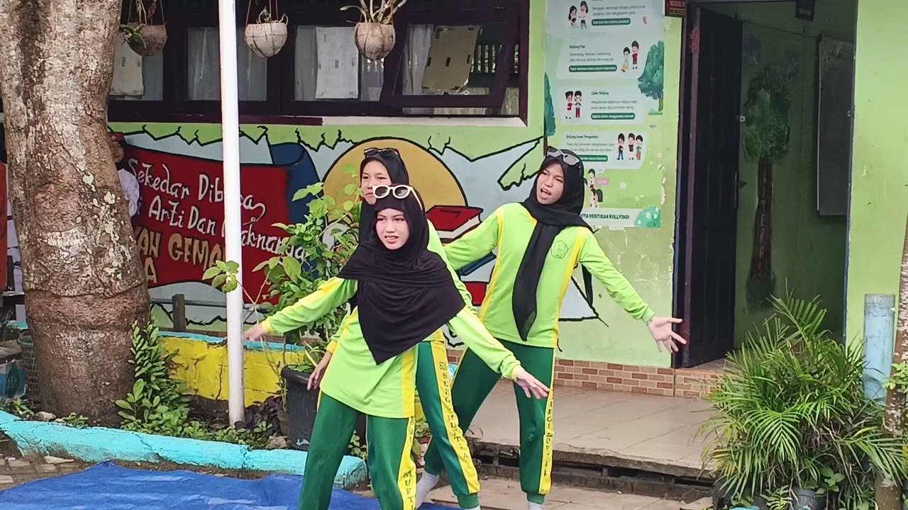 lagu Upin Ipin penampilan Tari Kreasi dari Kelas VI penampilan Jumat Tampil Bakat 