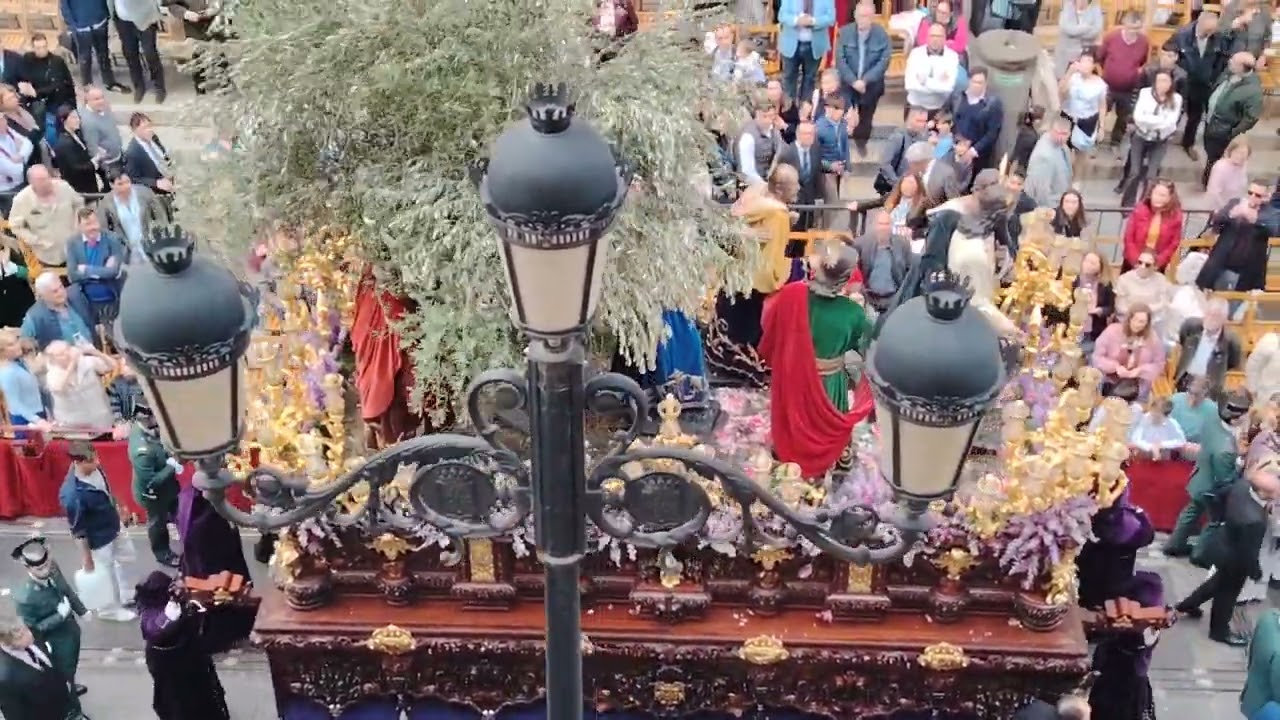 CRISTO DE LA REDENCIÓN (BESO DE JUDAS) POR LA AVENIDA. LUNES SANTO DE 2025 EN SEVILLA