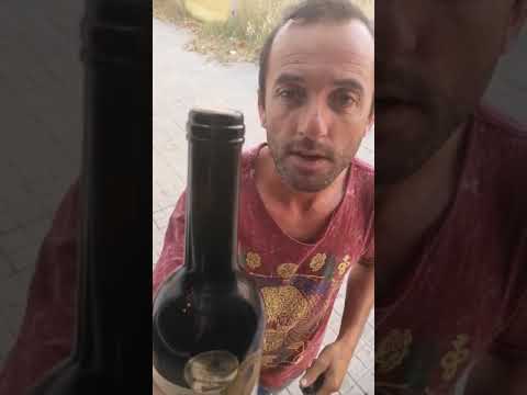 Camionista de Tomar ensina a abrir garrafas de vinho com um clip