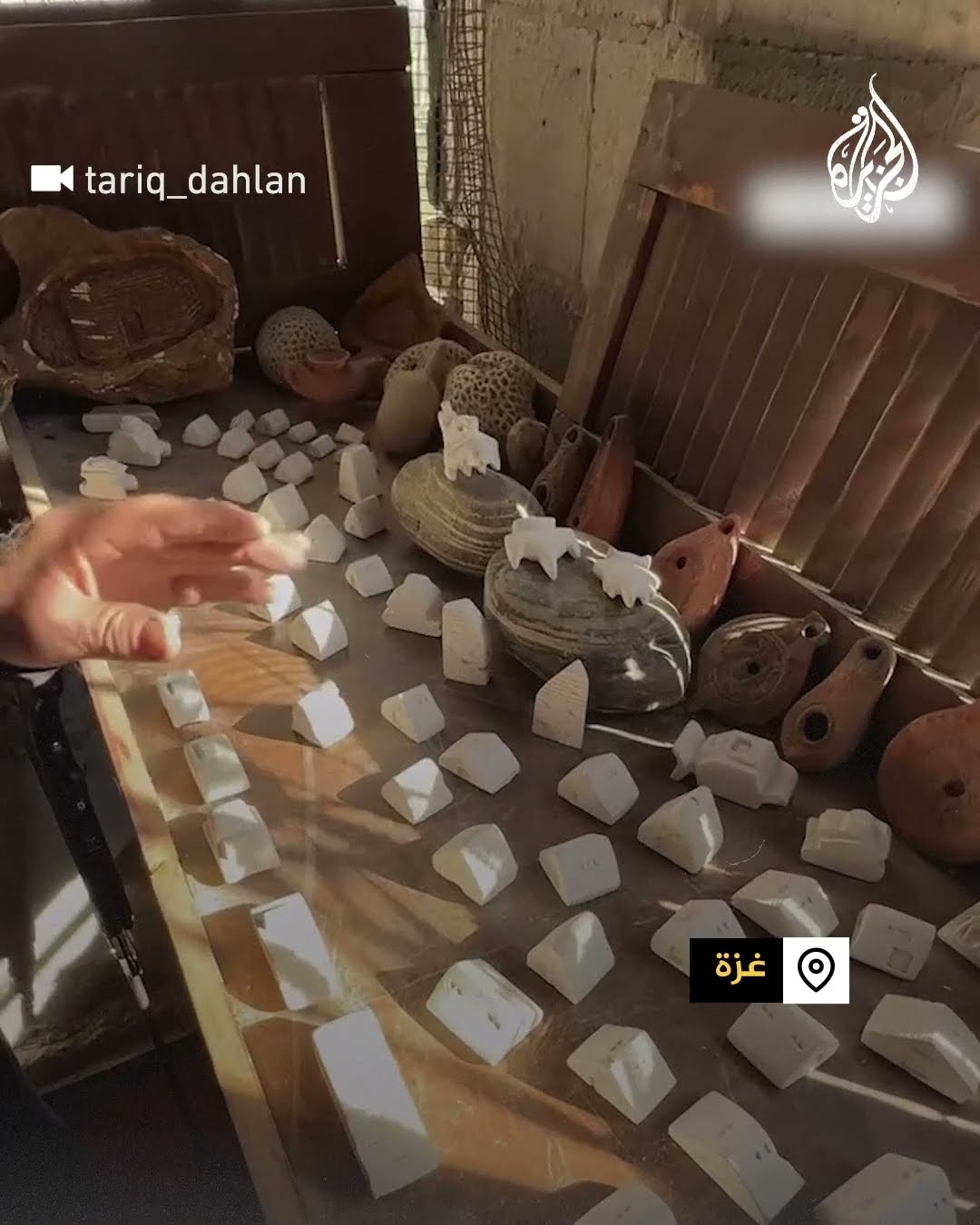 فنان تشكيلي بغزة يجسد واقع عدوان الاحتلال بمنحوتات صخرية