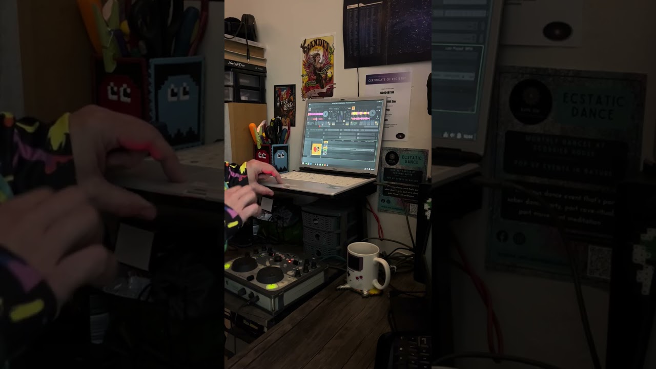 More Latest Linux Mint & Mixxx running on the old core2duo laptop! Mixing up 90s Happy Hardcore!