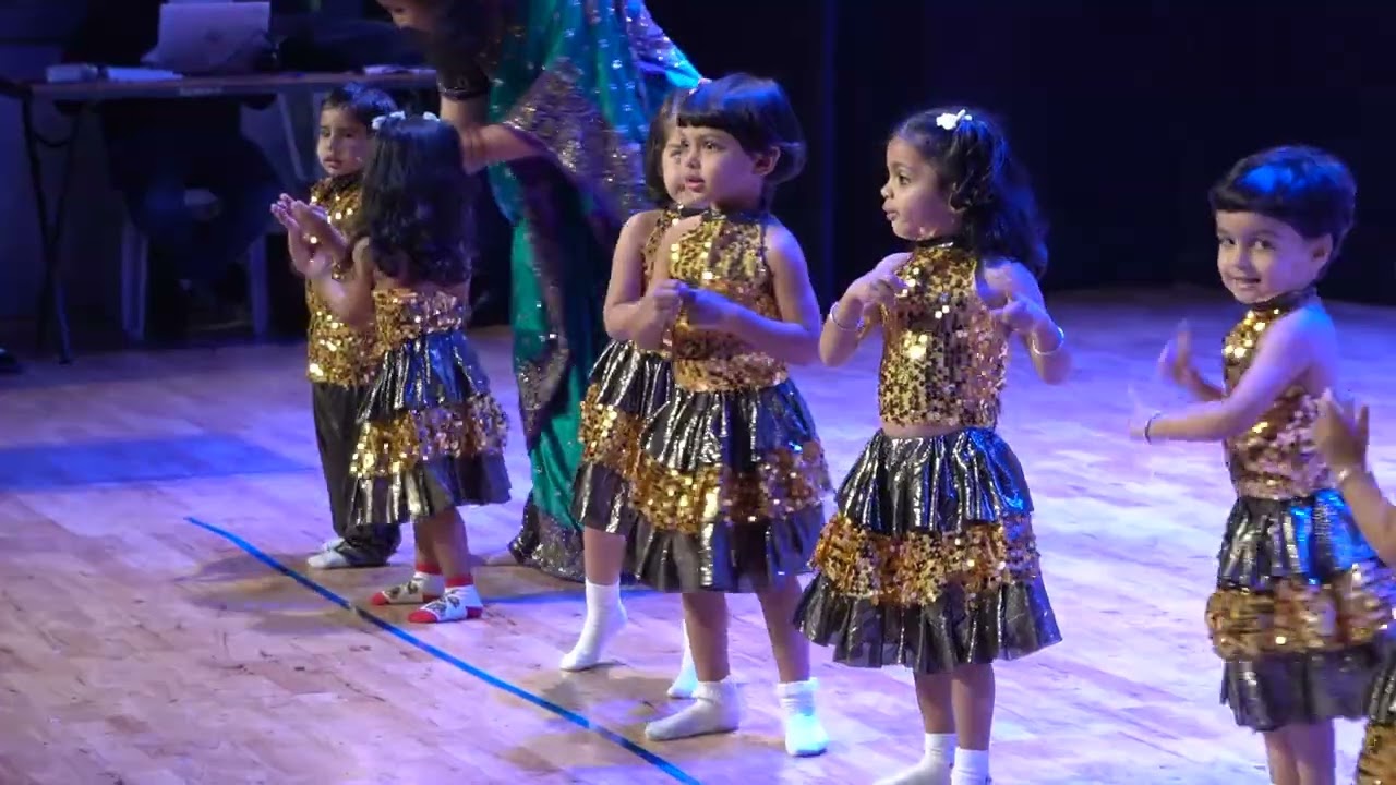 On The Song Aaj Hai Sunday The Students Of Play Group Perfomed A Good Dance | 