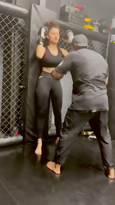 BOXING ..URVASHI RAUTELA DENGAN LATIHAN PERUT DI TINJU BEBERAPA KALI