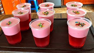 Gelatina en vasos con mousse para fiestas