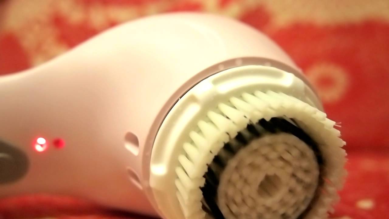 Clarisonic PLUS Sonic Skin Cleansing system - in motion