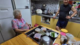 가평 전원생활 아침 85세 어머니는 어제 잡은 닭으로 닭도리탕을 햇감자를 넣어 요리하고 아들은 어제 합사한 병아리와 텃밭을 둘러보고 개복숭아를 따는데..#시골일상 #닭#85세어머니