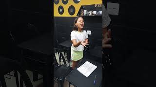 VIBRATO - Aula de CANTO (aluna Livia) screenshot 1
