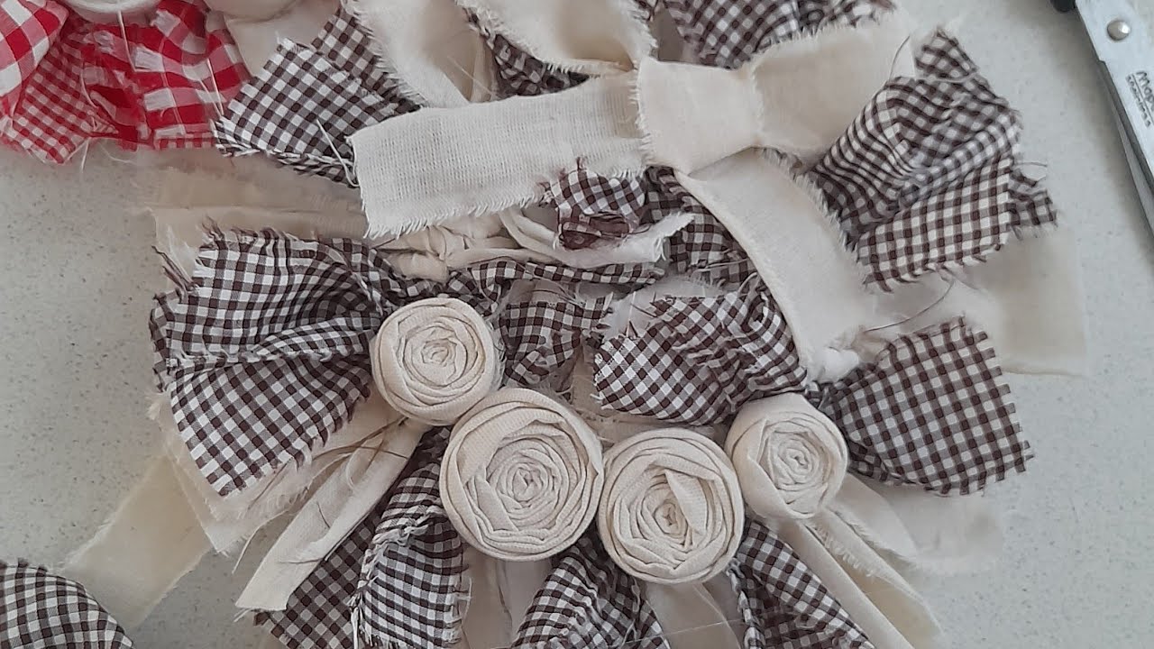 Creamos una corona con flores textiles y telas anudadas