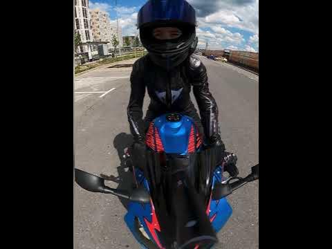 мото девушка радуется первому выезду на мото - YouTube