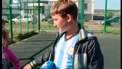 В Набережных Челнах на 8-летнего мальчика упали ворота