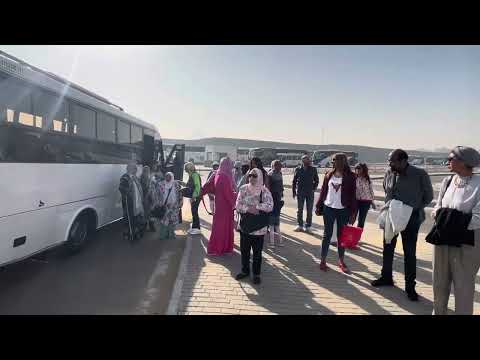 يتوافد الزائرون لمشاهدة عظمة مصر بالمتحف المصرى الكبير