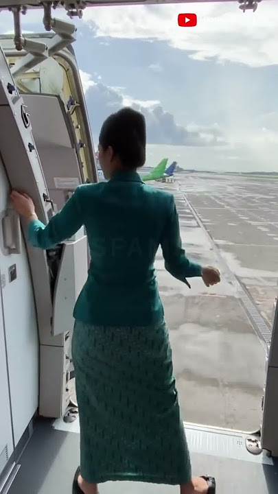 PRAMUGARI GARUDA INDONESIA TUTUP PINTU PESAWAT TERBANG AIRBUS #pramugarigarudaindonesia