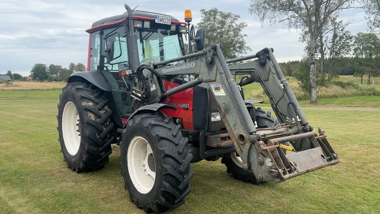 Köp Traktor Valtra Valmet 700 med lastare på Klaravik