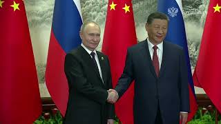 Школьники с цветами и &quot;Подмосковные вечера&quot;: Как встречали Владимира Путина в Китае
