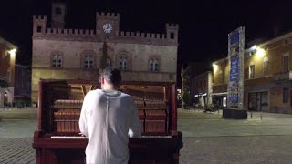 Mezzanotte a Fidenza: il pianoforte Steinway suonato da Francesco Nigri illumina la notte