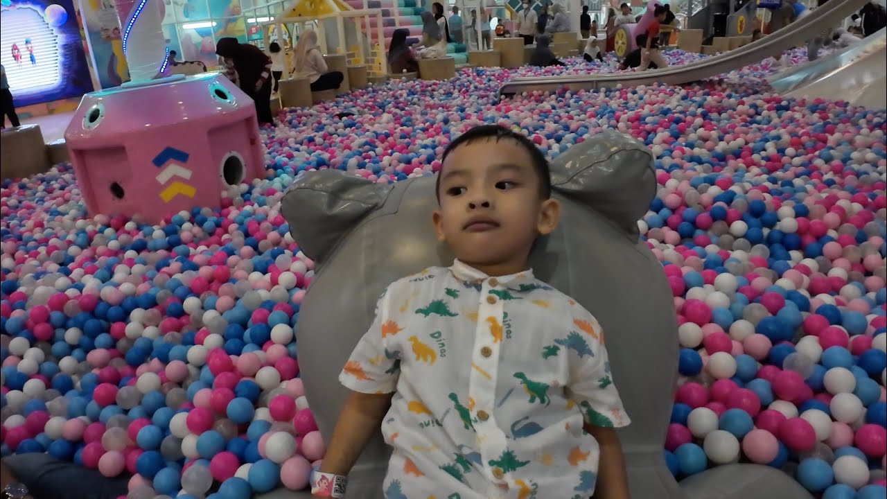 BERMAIN DI PLAYTOPIA MALL GANDARIA CITY BERSAMA OBEN DAN OMUTAN