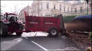 🚨Warning: French farmers dumped manure on police vans this Tuesday in the town of Nimes