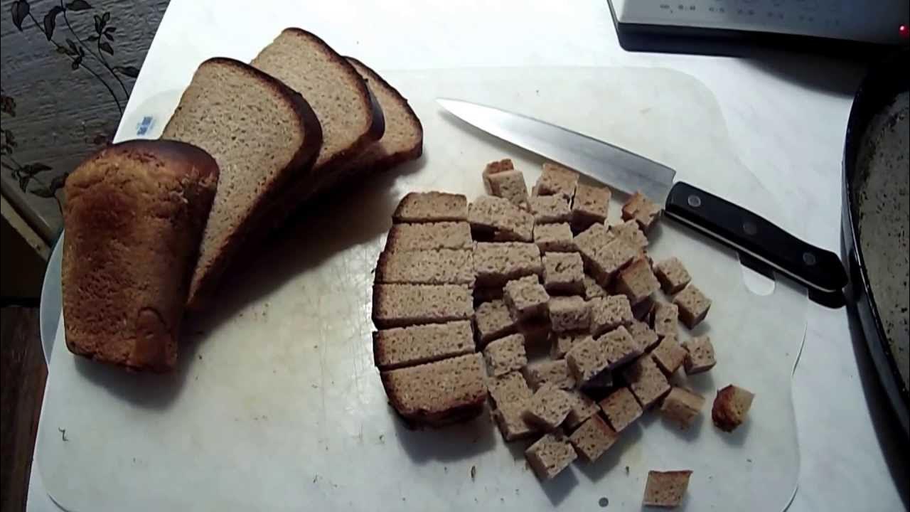 сухари с чесноком. сухари. сухарики в контейнере. сухарики в духовке. сухарики домашние.