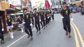 1041128國立恆春工商儀隊恆春鎮遊行表演「大圓隊形特技槍法」