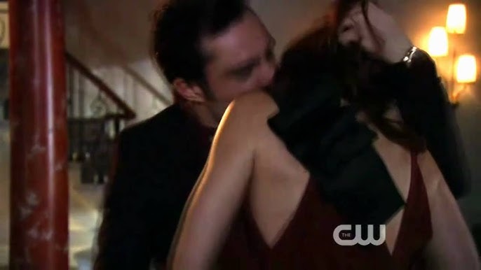 Қыздар қара жігіттерді шақырды. Жатын бөлмедегі фотосурет